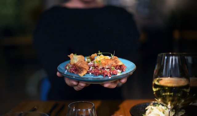 Söderin tartarissa on rapeita sellerisipsejä.