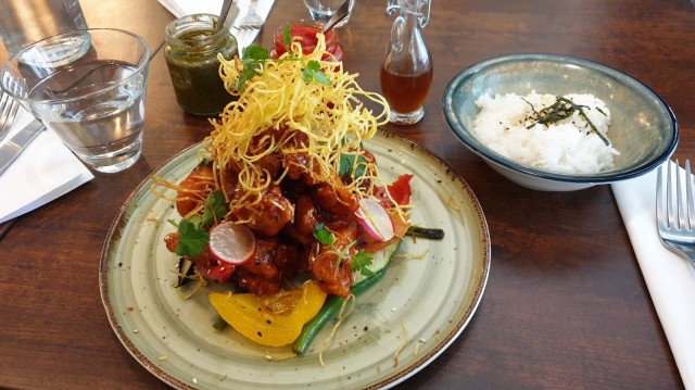 Korealaisittain friteeratun kana-annoksen kruununa on friteerattua perunaa.