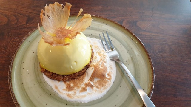 Trooppisessa juustokakussa maistuu passion, ananas ja kookos.