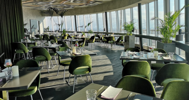 Teletornin ravintolan sali näyttää upealta ilta-auringossa