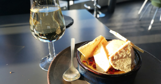 Tyrnimarenki kylpee valossa