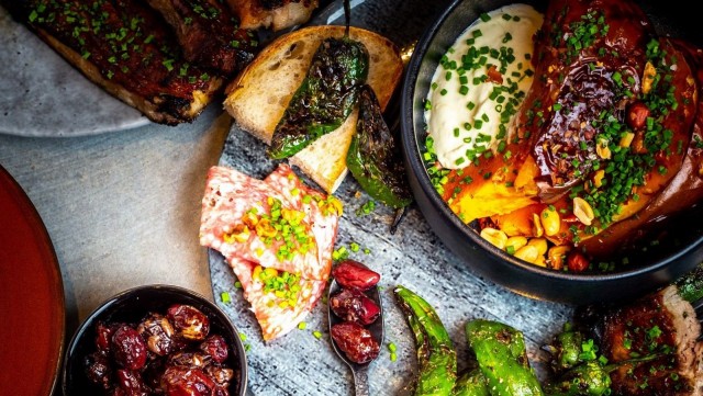 Platan sharing menussa lisukkeet jaetaan pöytäseurueen kesken.