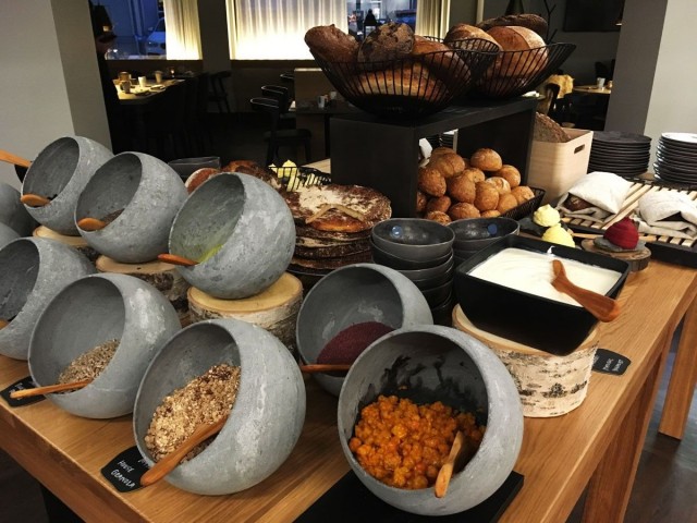 Kultá Kitchenissä käytetään aitoja lappilaisia raaka-aineita ja se näkyy myös aamiaispöydässä.