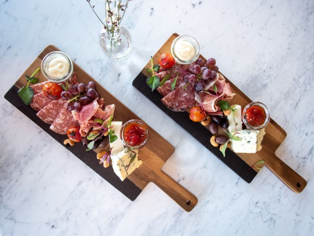 Bistro K:n herkkulankun naposteltavat sopivat loistavasti viinilasillisen kaveriksi.