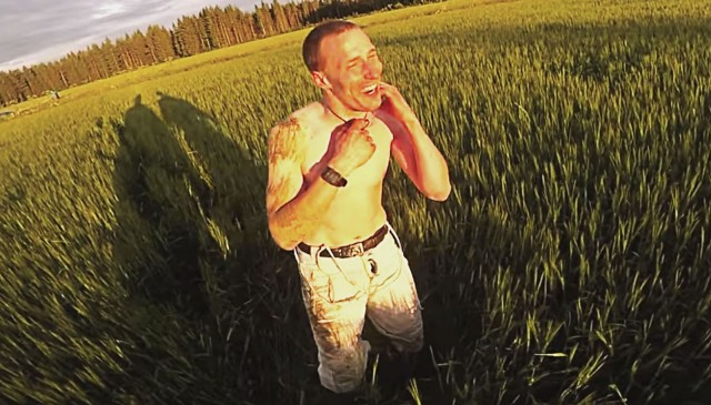 Antti Pendikainen nautti vauhdista ja extremekokemuksista. Tässä hän iloitsee onnistunutta hyppyä kuumailmapallosta ilman omaa laskuvarjoa.