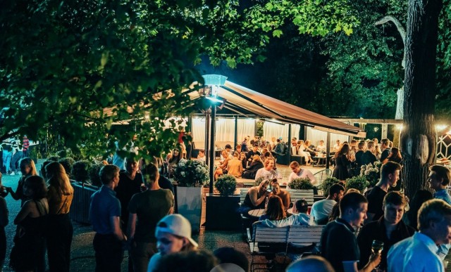 Kaivohuone pitää perjantaisin terassinsa auki pilkkuun asti.