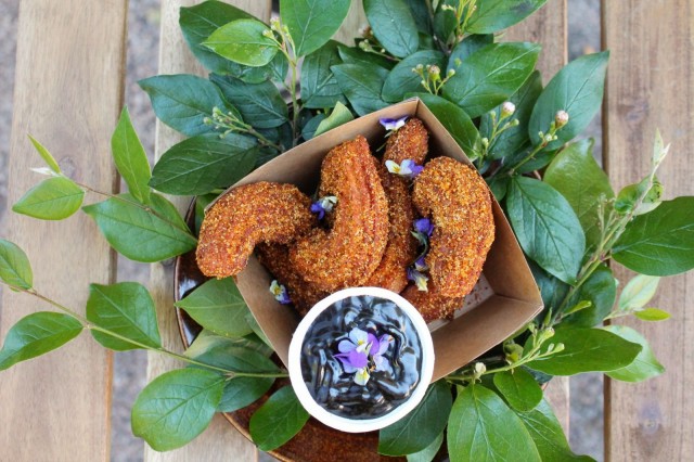 Tyrnisokerilla kuorrutetut ruis-churrot dipataan lakritsikastikkeeseen.