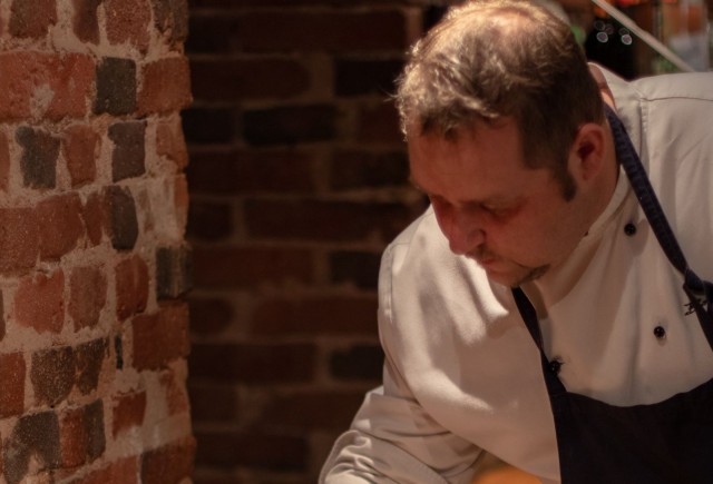 Keittiöpäällikkö Tom Salonen on tottunut jo lapsena valmistamaan ruokaa itse ongituista kaloista.