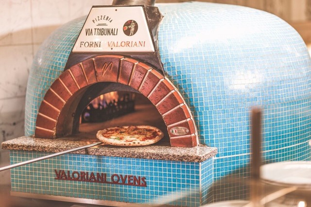 Via Tribunalin pizzat paistuvat aidossa kiviuunissa.