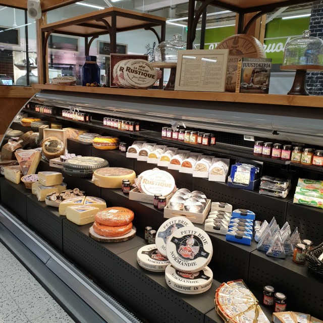 Juustohuoneen valikoimassa on myös Helsingin meijeriliikkeen juustoja.