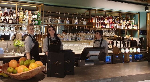 Marskin baarissa on hyvä valikoima suomalaisia alkoholeja ja innovatiivisia cocktaileja.