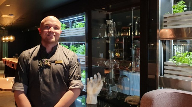 Keittiöpäällikkö Sami Lyly käyttää annoksissaan ravintolasalin viherseinässä kasvatettuja yrttejä.