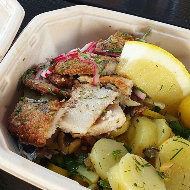 Café Santalan silakka-annoksessa sekä silakat että uudet perunat tulevat tuoreina Rymättylästä.