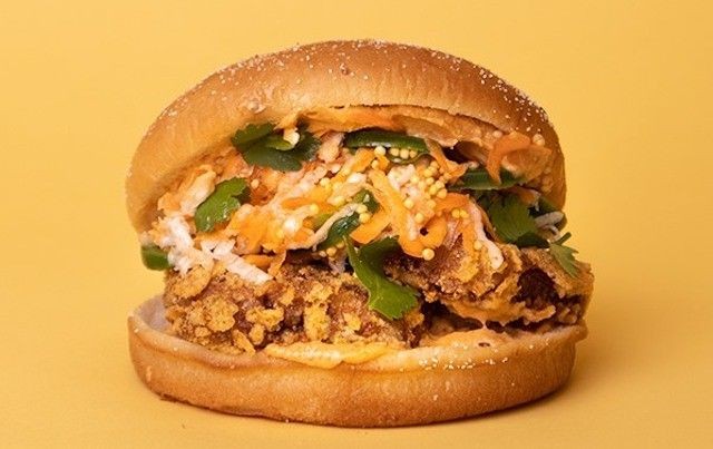 Vegaanisen Aussie BRGRin välissä on marinoitua friteerattua tofua, tulista coleslawta ja satay-kastiketta.