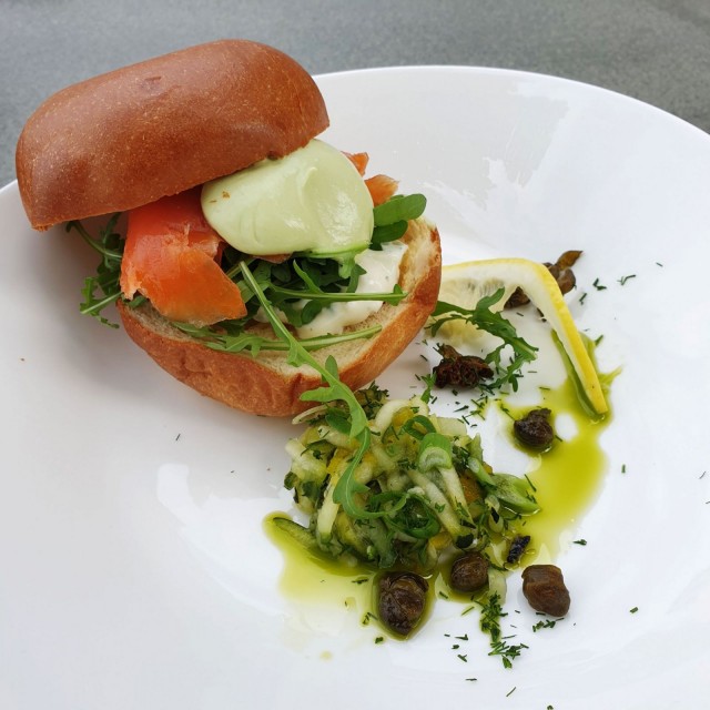 After Sail 714:n kylmäsavulohiburgerissa maistuu raikas tartar ja avokadomajoneesi.