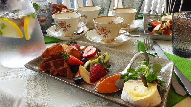 Cafe Amandiksen suussa sulava vohveli tarjoillaan lämpimän brie-juuston kera.