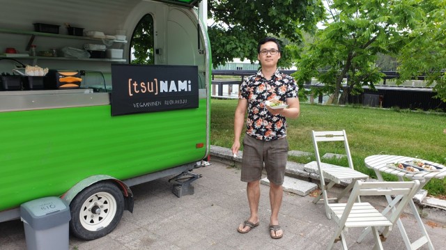 Tam Le tarjoilee vegaanisia annoksiaan tänä kesänä Tapiolassa.