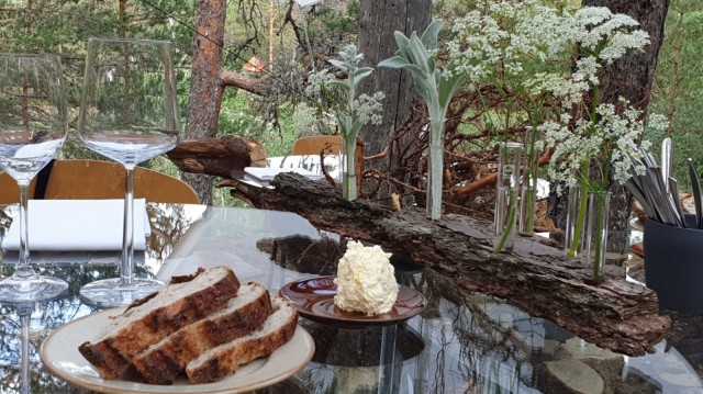 Illallispöydät oli katettu Nuuksion luonnonkauniisiin maisemiin.