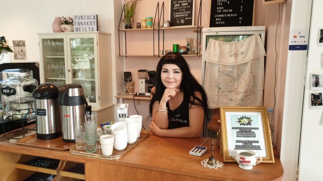 Mirjami Mykkänen pitää Loukossa muun muassa runozinetyöpajaa ja pinssipajoja.