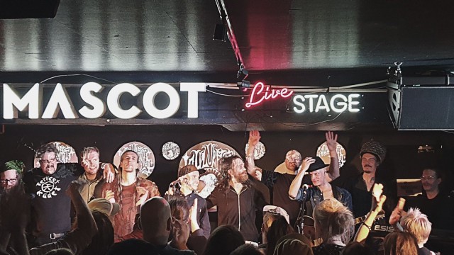 Laulurastas kiittää hikistä yleisöä Mascotin levyjulkkarikeikan jälkeen.