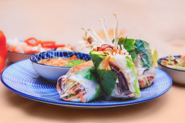 Vietnamilaiset kesärullat tarjoillaan dippikastikkeen kera.