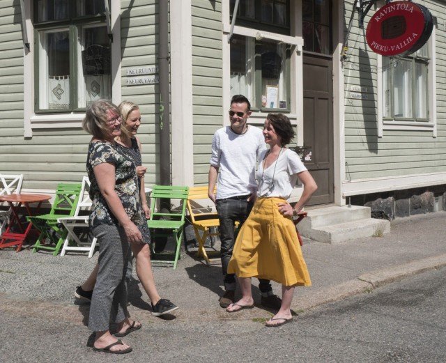 Karoliina Heiskanen-Helin, Mari Strang, Jarkko Kumpulainen ja Maija Kimpanpää ostivat yhdessä Pikku-Vallilan.