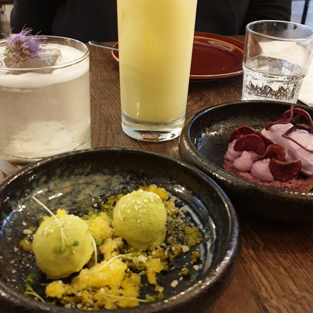 Jälkiruoissa maistuu sitruksinen calamansi sekä lempeä ube.