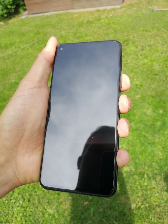 Honor 20 älypuhelimessa on 32 megapikselin etukamera ja 4 takakameraa joilla voi ottaa jopa 48 megapikselin kuvia.