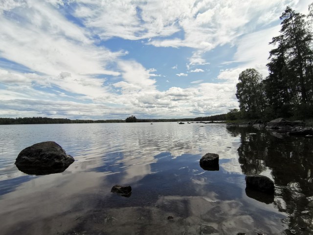 Järvimaisema kuvattuna Honor 20 älypuhelimen kameralla