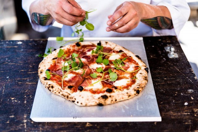 Pizzalan pizzat tarjoillaan valmiiksi siivutettuina.