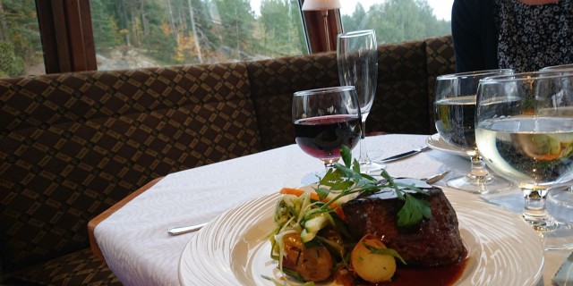 Pihvi punaviinikastikkeella ja saaristolaismaisemalla