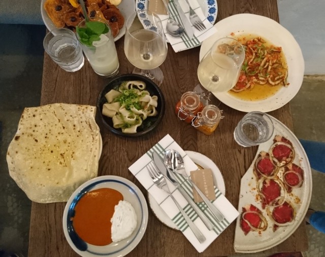 Paisano on parhaimmillaan pöytä täyteen tilattuna erilaisia annoksia, joiden koko on alkuroan ja pääruoan välistä, mutta hinnoittelu selkeästi lähempänä alkuruokaa. Entrecôtea, grillattua kalmaria, nuudeleita, bataattia, pratha-leipää.