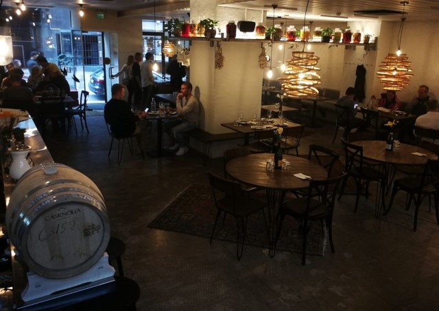 Paisanon sisusta on sopivan pelkistetty, avoin sekä huolella mietitty. Tunnelma illallisella on erinomainen. Taustalla soinut huolella valittu old school west coast räppi sointui ravintolan teemaan erinomaisesti.