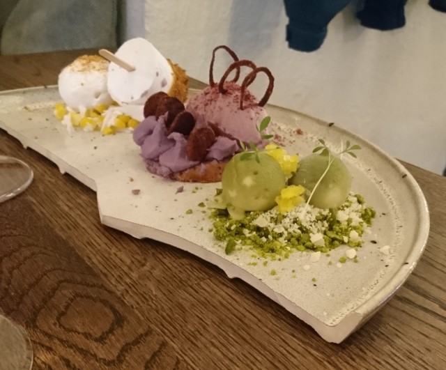 Kaikki kolme jälkiruokaa maistelusettinä. Etualalta löytyy ehdoton henkilökohtainen suosikkini:  Calamansi.