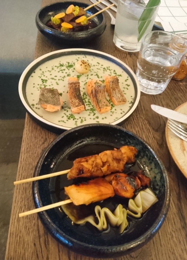 Grillattua kanaa, kirjolohta kookoskreemillä sekä suussa sulavaa grillattua härän kieltä.