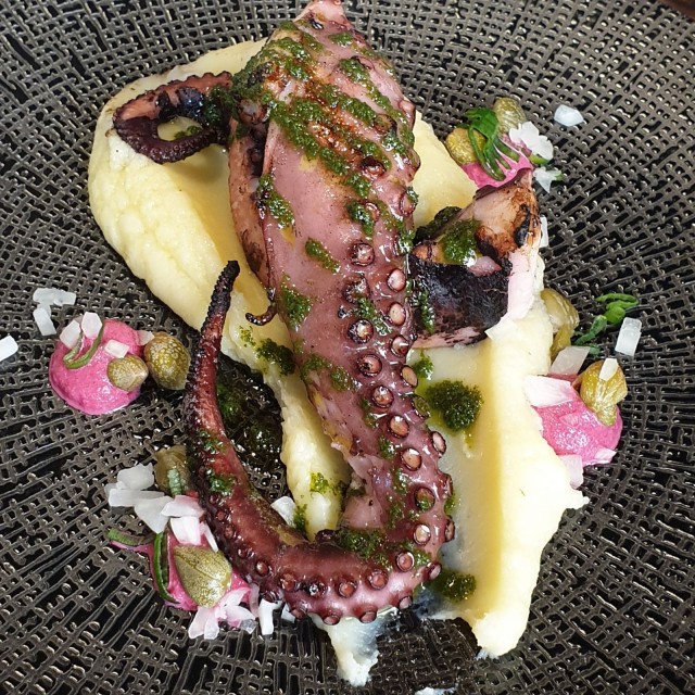 Farougen listalta löytyy myös eksoottisempia ruokalajeja, kuten grillattua mustekalaa.