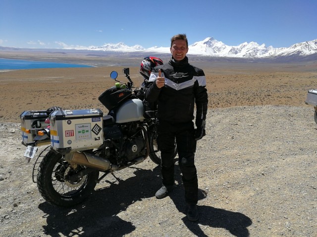 Tiibetin ylängöllä. Usko tai älä. Täälläkin asuu ihmisiä. Paikallisten nomadien paimentamia jakkihärkälaumoja näkyy silloin tällöin ja ne ilmeisesti löytävät tuosta kivikosta jotain syötävää.