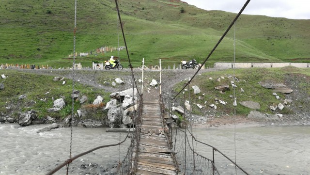 Joen yli menevä silta Kirgisiassa.