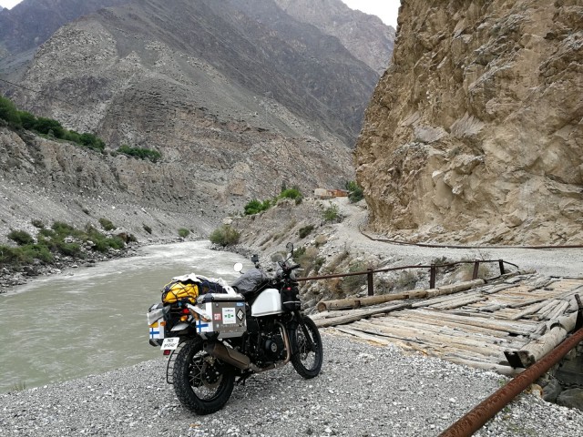 Matkalla näimme kaikkea bambusilloista ja muista DIY-silloista valtavan moderneihin pitkiin betonisiltoihin.