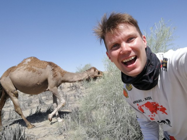 Turkmenistan on pitkälti aavikkoa. Kameli on ollut näihin olosuhteisiin hyvä kulkupeli Silkkitien kauppiaille. Kameleita on täällä edelleenkin paljon.