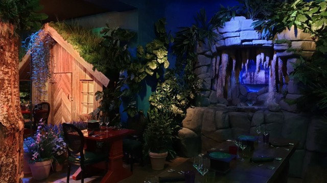 Laavan teemahuoneet saavat eloa erikoisvalaistuksista, videoprojisoinneista ja erikoisefekteistä.