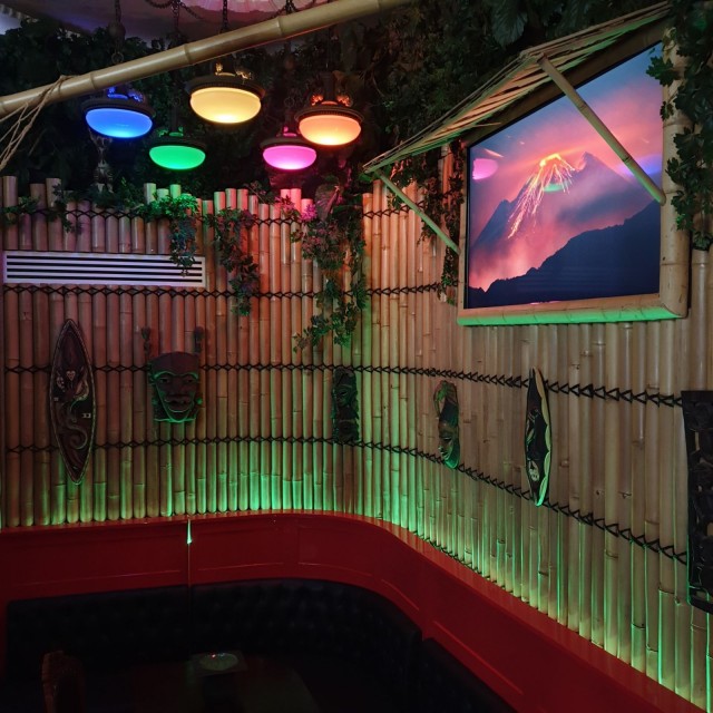 Adventure Lodgessa kuuluu villieläinten ääniä.