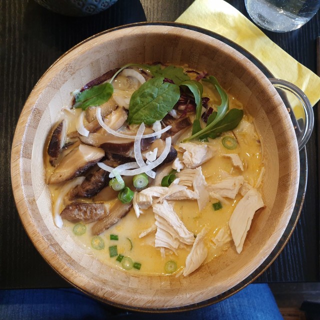 Bumi Cafen keittoihin voi valita mieleisensä täytteet.