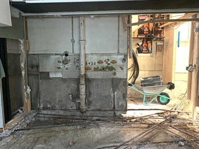 Keittiön lattiaa jouduttiin piikkaamaan reippaasti ja tiski löysi remontissa uuden paikan.