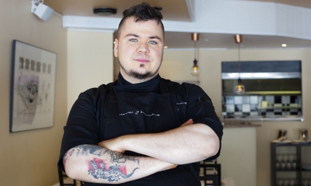 Ilmari Saarikoski valmistaa hyvää ruokaa isolla rakkaudella.