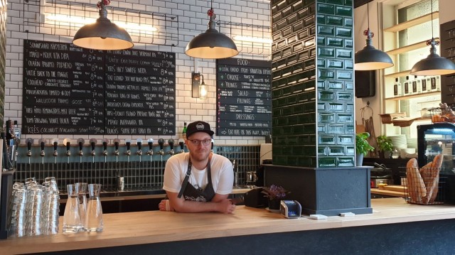 Vuoropäällikkö Santeri Leinonen auttaa mielellään sopivan oluen valinnassa.