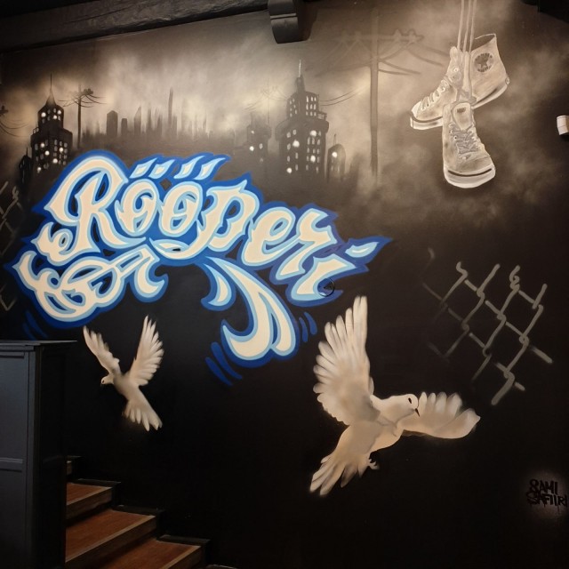 Takaseinää koristaa Sami Safiirin maalaus.