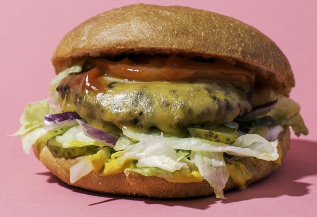 Naughty BRGRin Cheese brgr irtoaa SYÖ!-viikkojen ajan kympillä Lönkalla ja Isossa Omenassa.