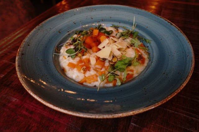 Lönkan kauden risotto paahdetulla kurpitsalla ja lehtikaalilla.