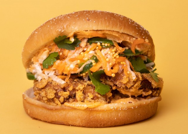 Aussie BRGR pitää sisällään marinoitua friteerattua tofua, tulista coleslaw'ta ja satay-kastiketta.